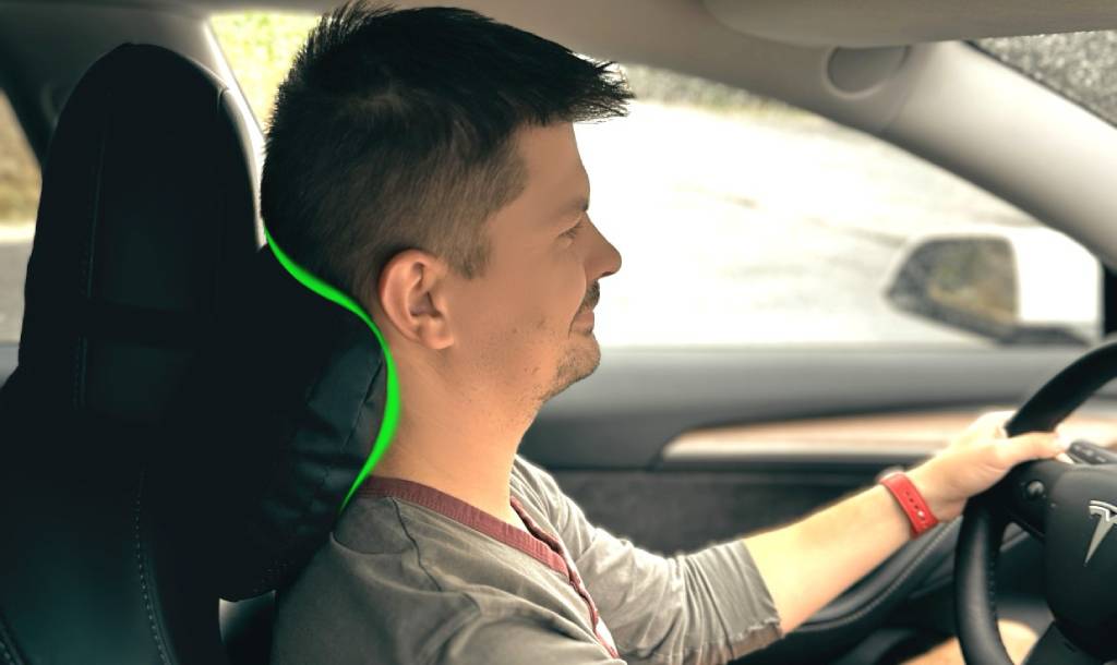 Tesla nyakpárnával