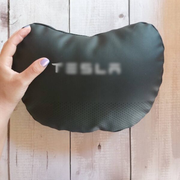 Tesla nyakpárna kézben
